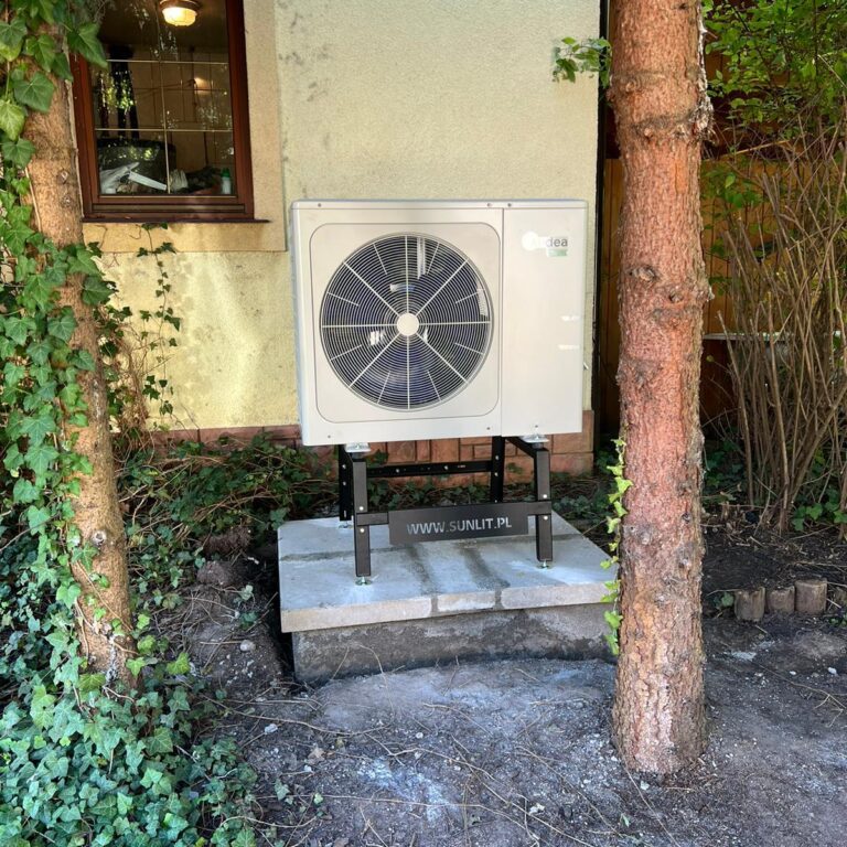 Jednostka pompy ciepła Daikin przy domu